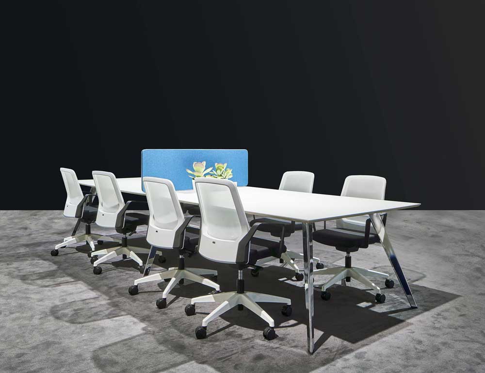 Lange rechthoekige vergadertafel met chromen driehoekige poten en 8 zitplaatsen Lange rechthoekige vergadertafel met chromen driehoekige poten en 8 zitplaatsen