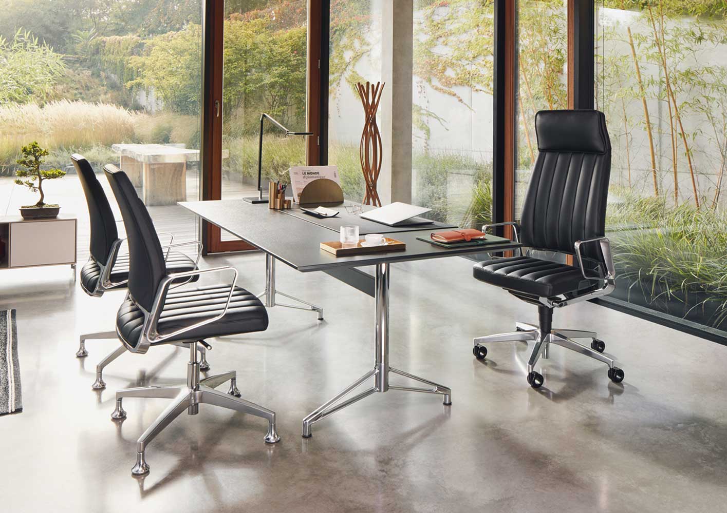 Ergonomische directie bureaustoel Silver met zwart leren bekleding en chroom onderstel, 2 bijpassende Silver conferentiestoelen Ergonomische directie bureaustoel Silver met zwart leren bekleding en chroom onderstel, 2 bijpassende Silver conferentiestoelen