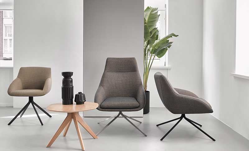 De Blue stoelen familie (van links naar rechts): De blue conferentiestoel met zwart viersterren voetkruis, de Blue fauteuil met chroom viersterrenvoetkruis en de Blue lounge met zwart viersterrenvoetkruis