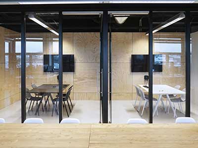 Kantoorinrichting Amsterdam met vergadertafels Kantoorinrichting Amsterdam met vergadertafels
