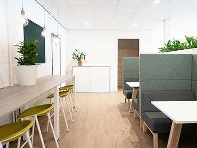 Kantoorinrichting Zwijndrecht met akoestische banken en design barkrukken Kantoorinrichting Zwijndrecht met akoestische banken en design barkrukken