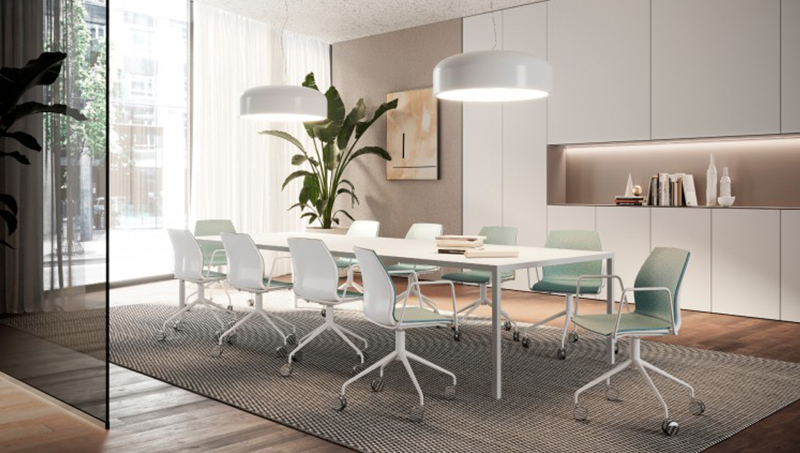Vergaderruimte inrichting met verrijdbare vergaderstoelen Vergaderruimte inrichting met verrijdbare vergaderstoelen