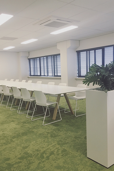 Vergaderruimte inrichting met grote vergadertafel Vergaderruimte inrichting met grote vergadertafel