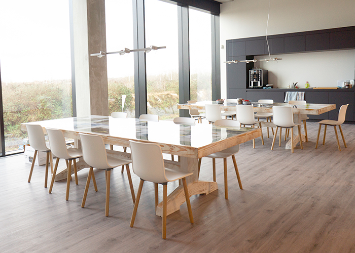 Vergaderruimte inrichting met houten tafels Vergaderruimte inrichting met houten tafels
