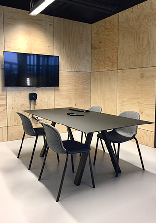 Vergadertafel Arki met design vergaderstoelen