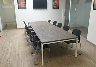 Vergadertafel Pensu met sledeframe vergaderstoelen