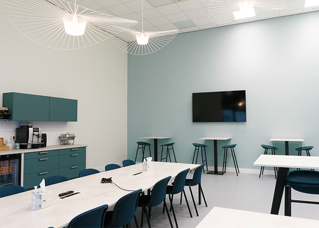 Gerealiseerd project: een volledige kantine inrichting met keukenblok, kantinetafels en design stoelen Gerealiseerd project: een volledige kantine inrichting met keukenblok, kantinetafels en design stoelen