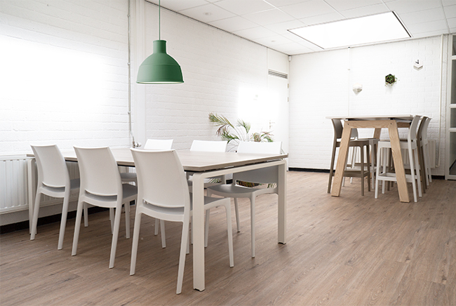 Gerealiseerd project: Kantinetafel op maat met kantinestoelen en een hoge bartafel met barkrukken Gerealiseerd project: Kantinetafel op maat met kantinestoelen en een hoge bartafel met barkrukken