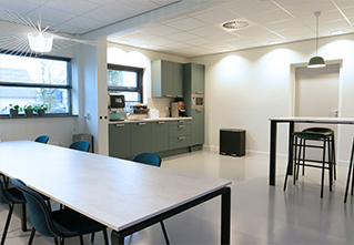 Kantine inrichting met maatwerk keukenblok en design meubilair