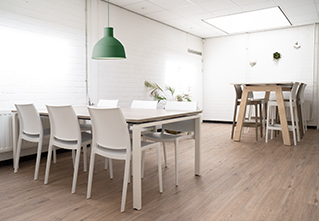 Kantine inrichting met design kantinetafel en bartafel