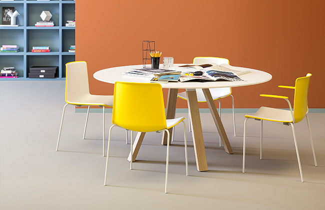 Ronde design kantinetafel met tweekleurige kantinestoelen Ronde design kantinetafel met tweekleurige kantinestoelen