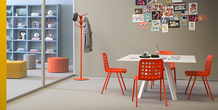 Design kantinetafel in een gekleurde kantine inrichting Design kantinetafel in een gekleurde kantine inrichting