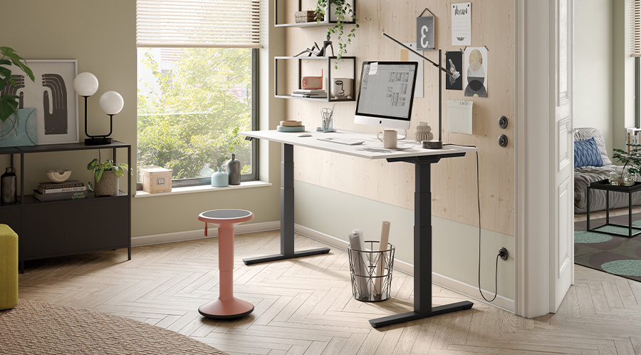 Elektrisch zit-sta bureau met ergonomische kruk Interstuhl Up Elektrisch zit-sta bureau met ergonomische kruk Interstuhl Up