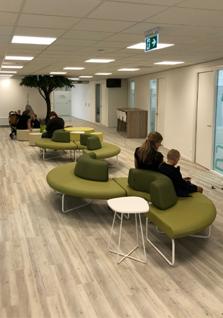 Wachtkamer inrichting met modulaire wachtkamerbank Path Wachtkamer inrichting met modulaire wachtkamerbank Path