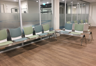 Wachtkamer inrichting met gestoffeerde wachtkamerbank Onyx in 2 kleuren