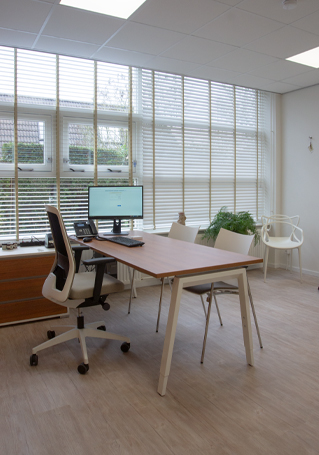 Spreekkamer met design bureau en ergonomische bureaustoel