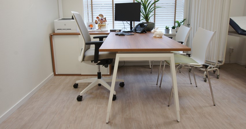 Zorginrichting met Air bureau, bezoekersstoelen en ergonomische bureaustoel Zorginrichting met Air bureau, bezoekersstoelen en ergonomische bureaustoel