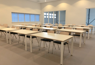 Schoolinrichting met Pensum tafels en Casala schoolstoelen