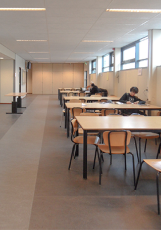 Schoolinrichting met kantinetafels en hoogte instelbare tafel