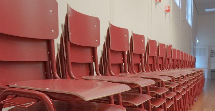 Schoolinrichting met stapelbare schoolstoelen