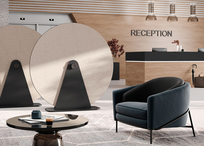 Receptieruimte inrichting met akoestische roomdividers en ontvangstbalie Receptieruimte inrichting met akoestische roomdividers en ontvangstbalie