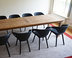 Flo vergadertafel en flex back vergaderstoelen Flo vergadertafel en flex back vergaderstoelen