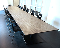 Crew vergadertafel en kuadra vergaderstoelen Crew vergadertafel en kuadra vergaderstoelen