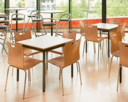 Ecco kantinetafels, Rondo statafels, Cosmos zaalstoelen en VK6650 barkrukken Ecco kantinetafels, Rondo statafels, Cosmos zaalstoelen en VK6650 barkrukken