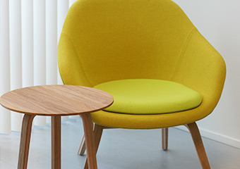 About A Lounge Chair zorgfauteuil & Bella bijzettafel About A Lounge Chair zorgfauteuil & Bella bijzettafel