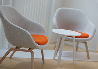 About A Lounge Chair zorgfauteuils & Bella bijzettafel About A Lounge Chair zorgfauteuils & Bella bijzettafel