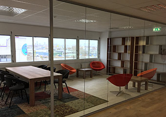 Krokus fauteuils, Flex Back wachtkamerstoelen & Kubus houten tafels Krokus fauteuils, Flex Back wachtkamerstoelen & Kubus houten tafels